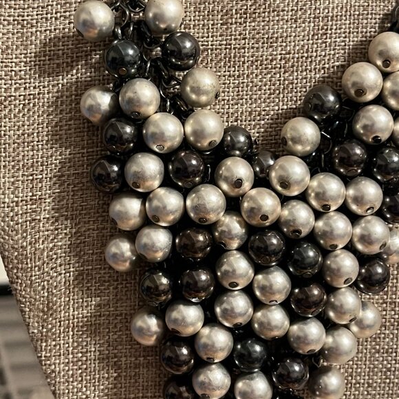 Gray Faux Pearl Bib Necklace set on Silvertone Chain, Gorgeous! - Picture 5 of 9